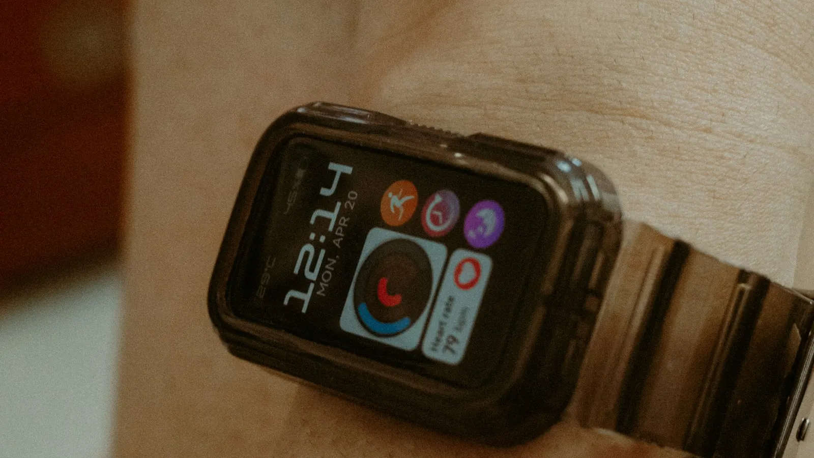 Relógio de corrida com GPS no pulso durante treino, mostrando dados de ritmo e frequência cardíaca