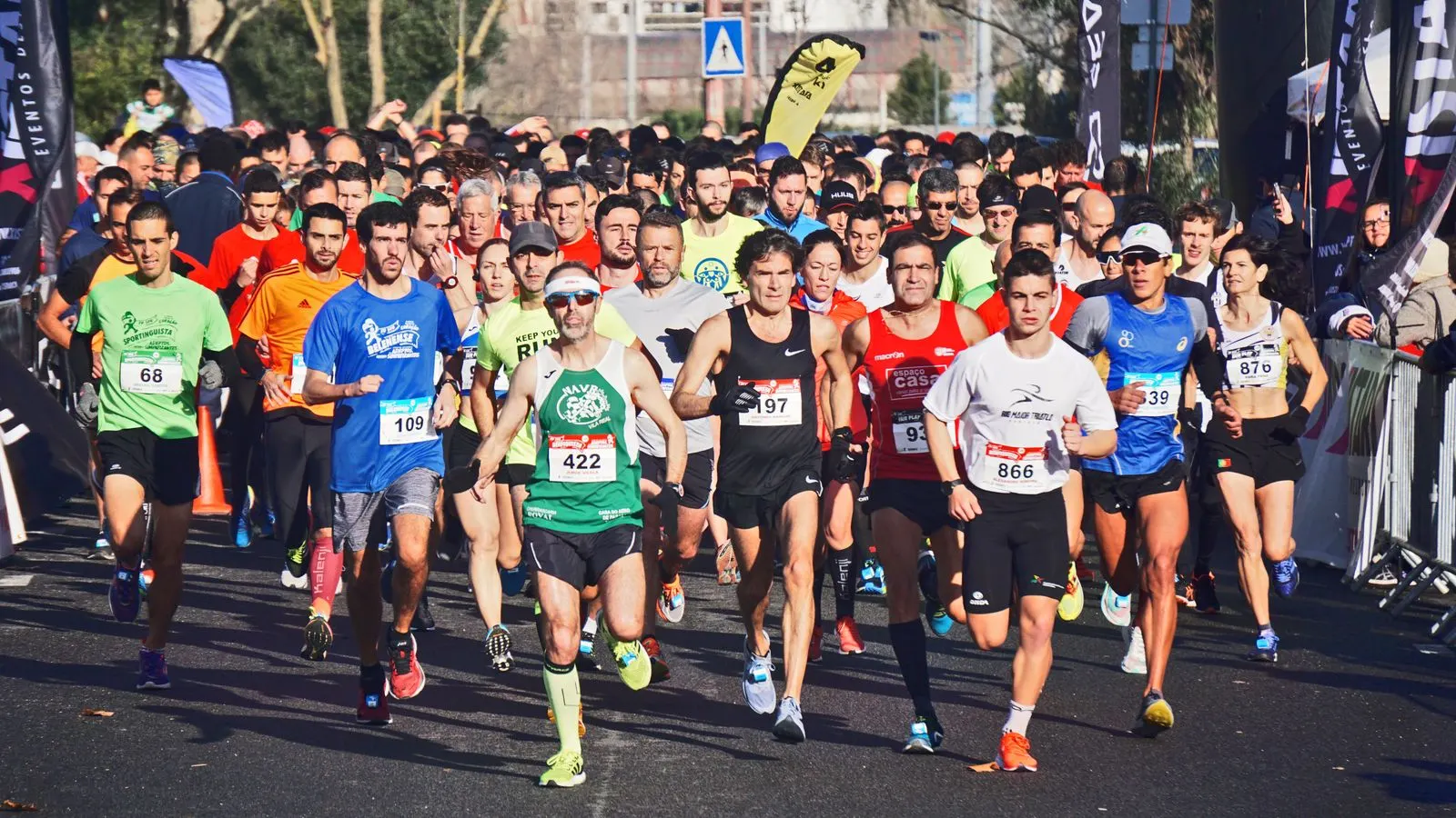 Corredores na largada de uma prova de rua, momento em que o planejamento de gel de carboidrato faz diferença