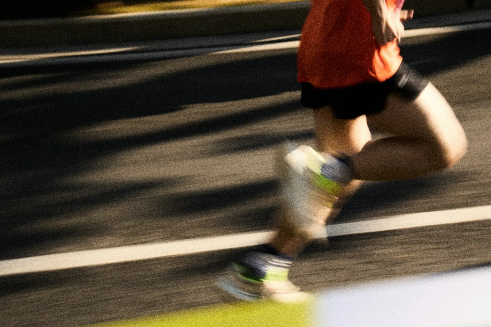 Corredor no asfalto em ritmo de treino, ilustrando o review do Olympikus Corre 5