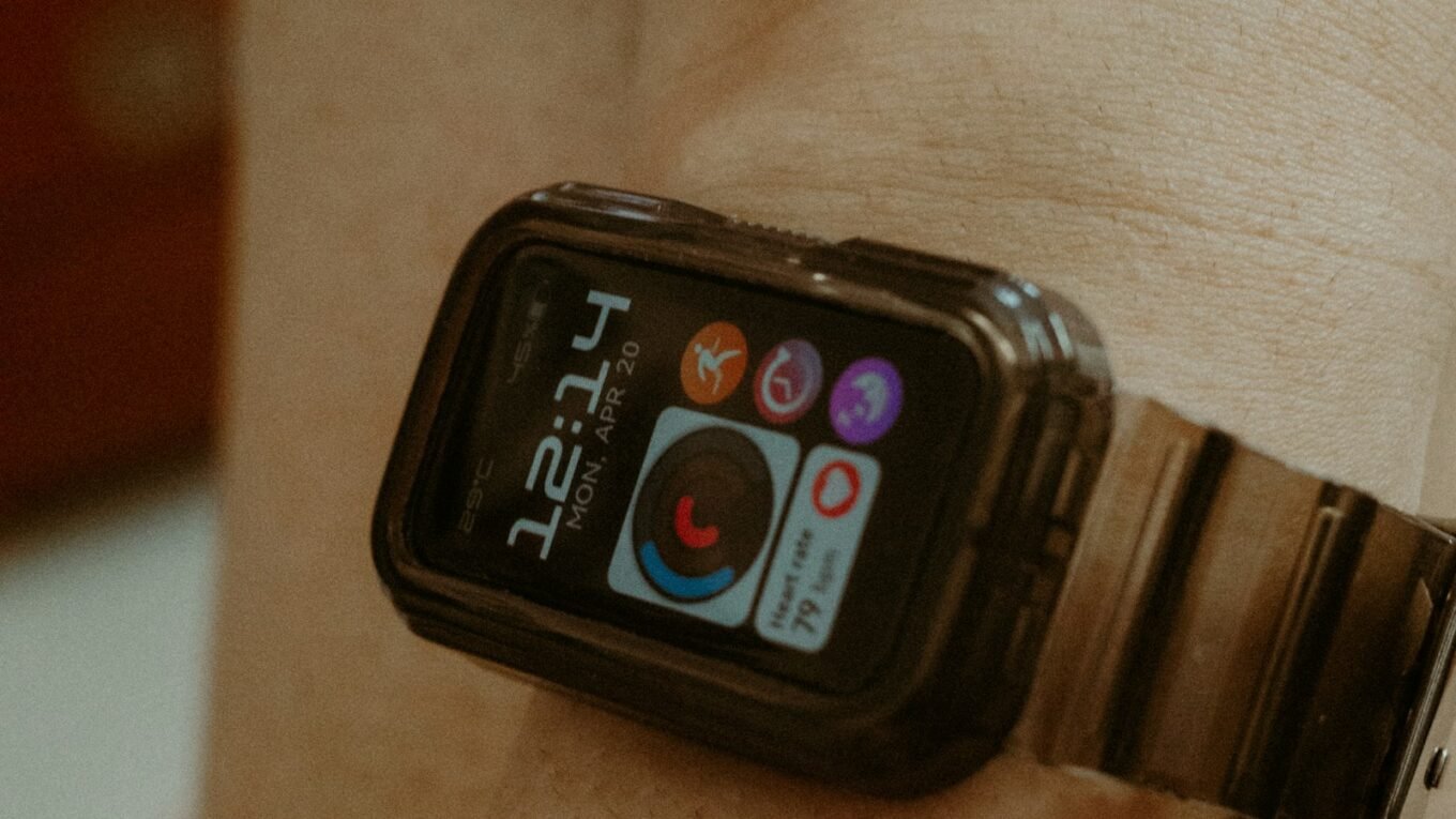 Relógio de corrida com GPS no pulso durante treino, mostrando dados de ritmo e frequência cardíaca