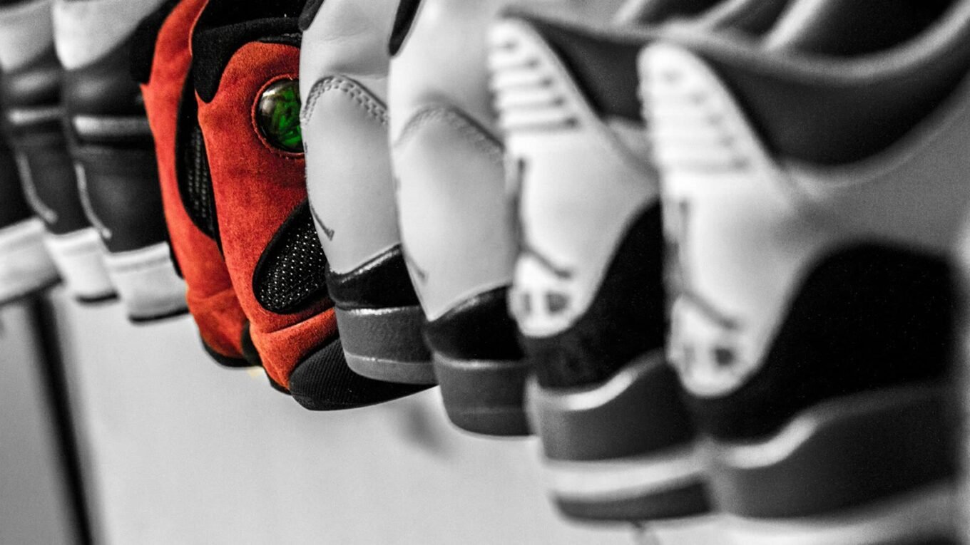 Tênis de corrida de várias marcas lado a lado em 2026